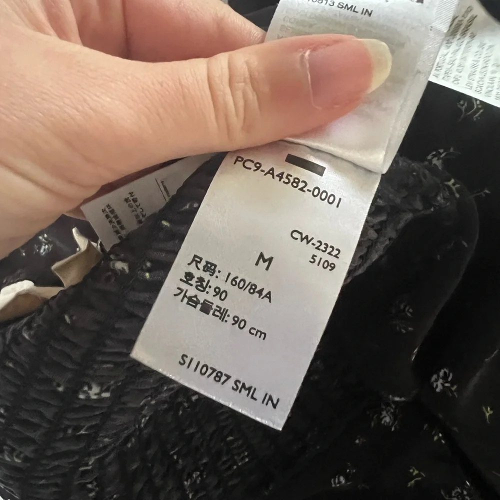 Levi's Black Floral Women's Top Size M NWT - Picture 6 of 6